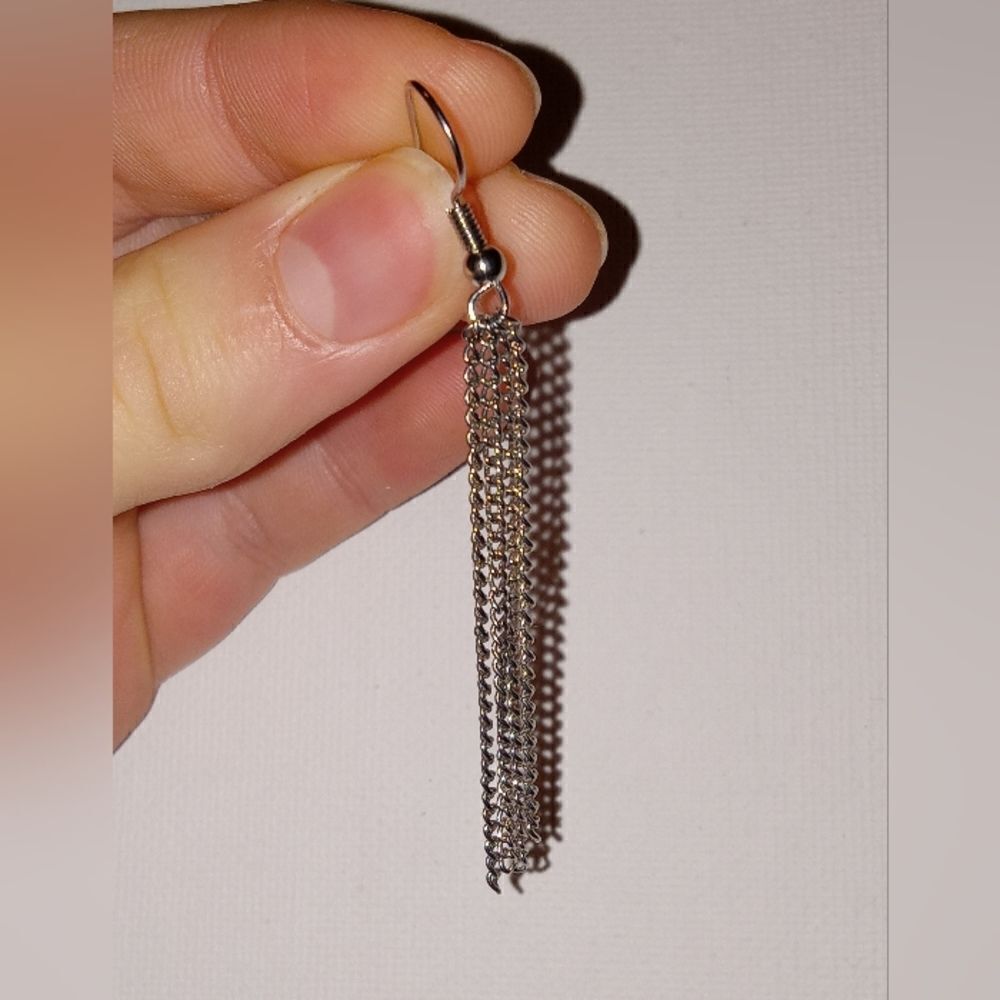 5/$25 CLEARANCE Silver chain earrings - Picture 1 of 3